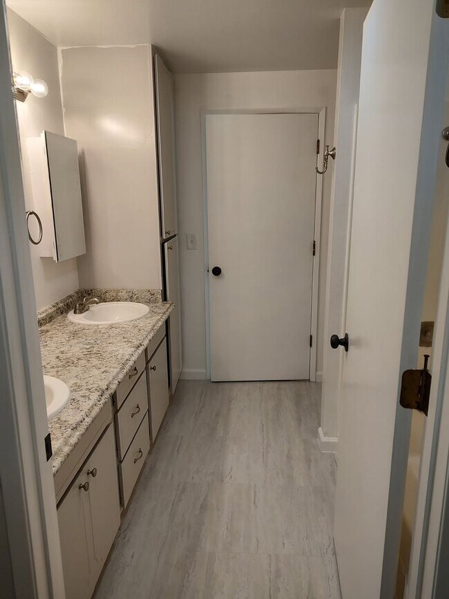 Building Photo - Available Sept. 1st.~ 3 bedroom and 1 bath...
