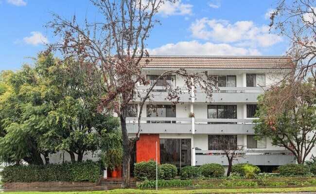 Building Photo - Rare Oppotunity: Freshly Remodeled 4-Bdrm/2-Ba Condo at 11th & Arizona in Santa Monica