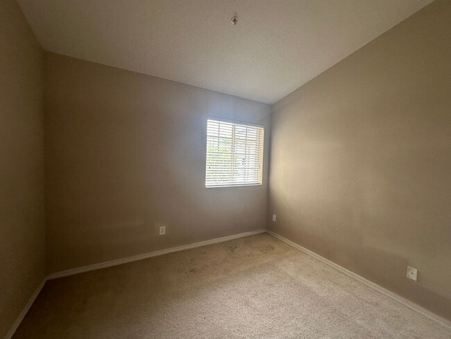 Building Photo - SPACIOUS 3 BEDS TOWNHOUSE CLOSE TO DOWNTOWN!!