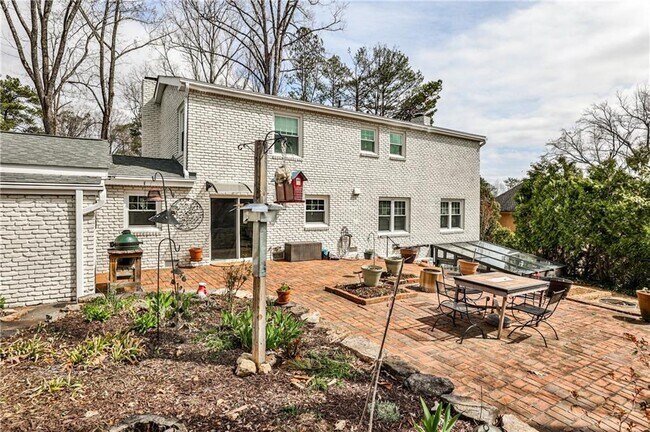 Building Photo - 800 Glenairy Dr NE