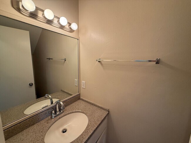 Building Photo - 5 bed 2.5 bath on New Mills!