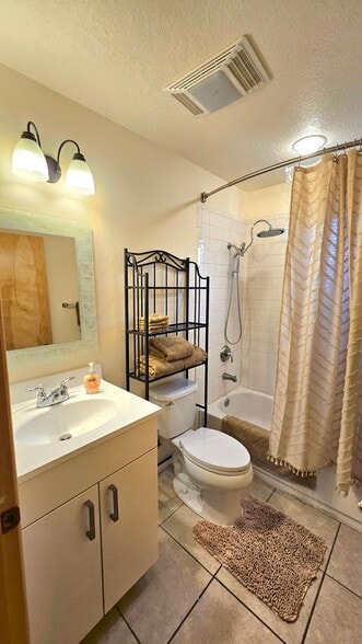 Building Photo - 409 La Joya Rd