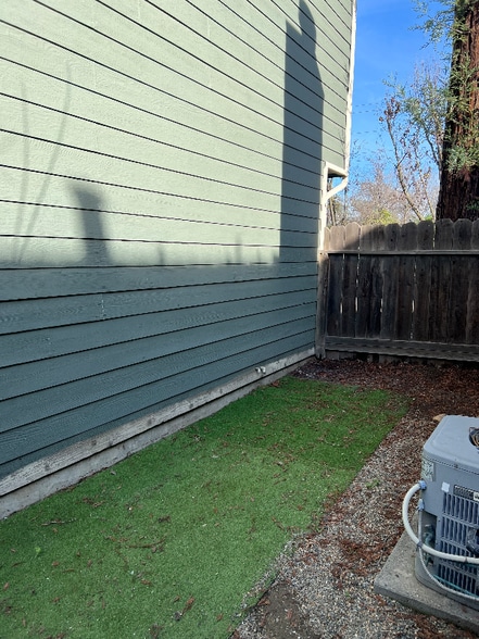 Building Photo - 8667 Mariners Dr