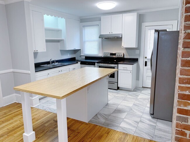 Building Photo - 3 Bed 2 Baths Grid home with fenced backya...