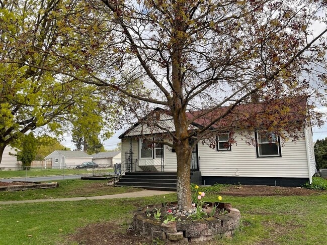 Building Photo - Audubon-Downriver Neighborhood 3+ bedroom, 1 bath corner lot with large, fenced yard