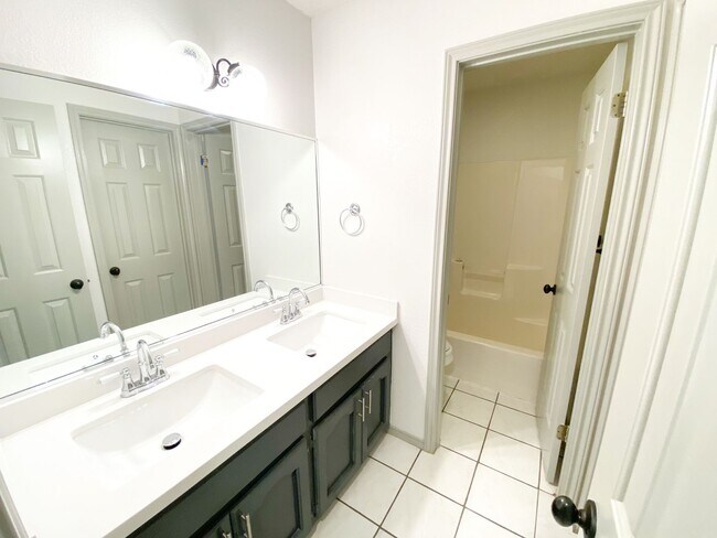 Building Photo - Perfect Fit, Perfect Home In McAllen!