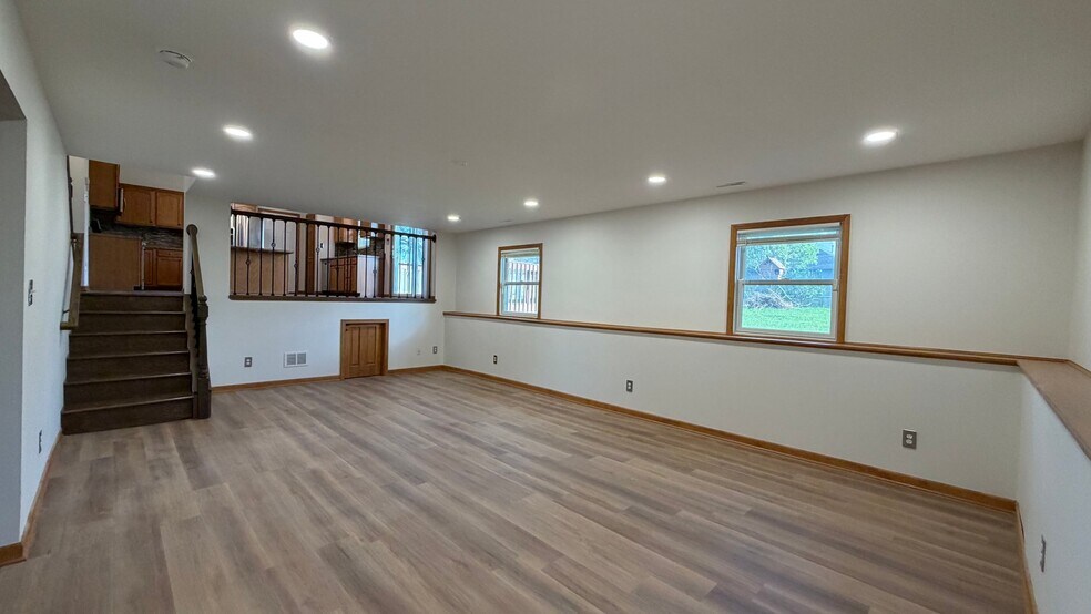 Building Photo - 6387 Amanda Dr