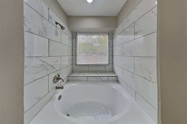 Building Photo - 2906 Lotus Ln