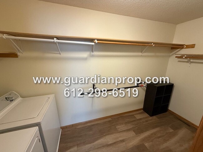 Building Photo - End Unit Townhouse Available Now, Updated ...