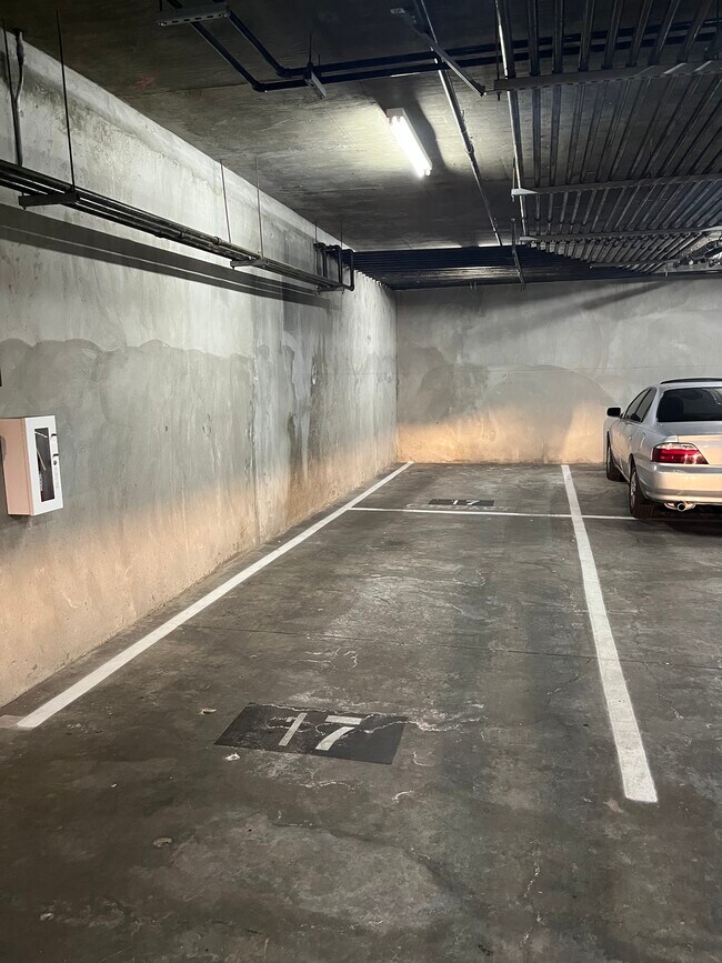 Building Photo - 5037 Rosewood Ave