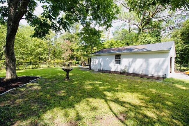 Building Photo - Stunning 3 Bedroom, 2 Bathroom in West Col...