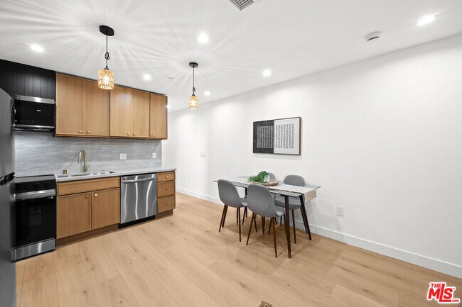 Building Photo - 2326 S Dunsmuir Ave