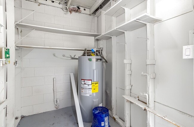 Building Photo - Very Cute Two Bedroom Single Family Home - Now Available