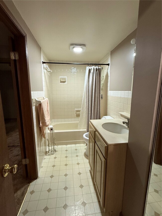 Building Photo - 8653 Reichl Dr