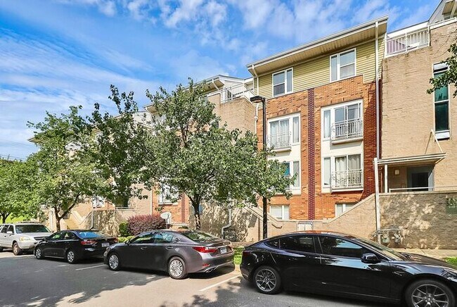 Building Photo - Spacious 2BD/2.5BA Condo in NODA!