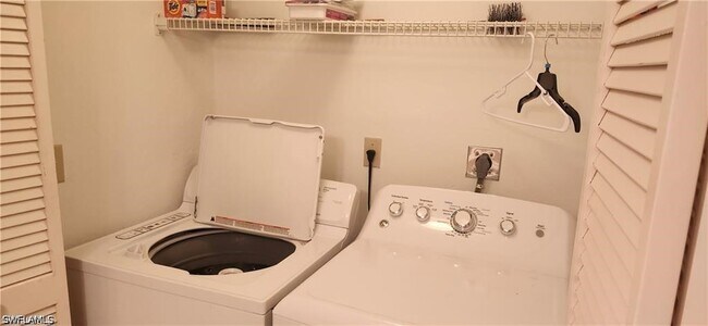 Building Photo - 221 Fox Glen Dr