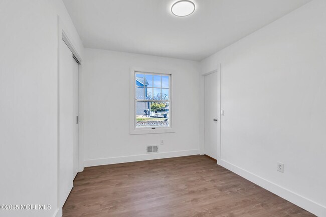 Building Photo - 526 Bradley Blvd