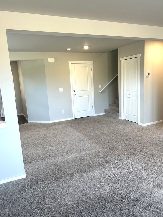 Building Photo - Puyallup - Beautiful 4 bedroom, 2.5 bath home! Available Now!