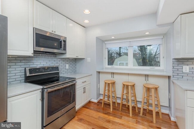 Building Photo - 15090 Holleyside Dr