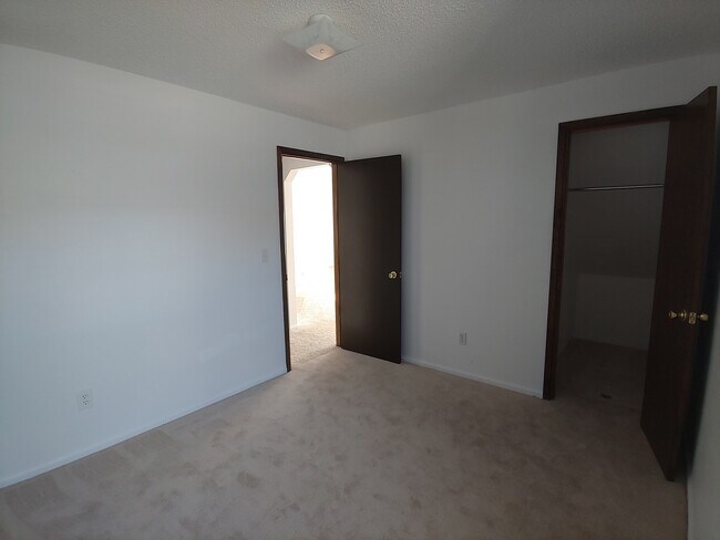 Building Photo - 2340 E Cherrywood Dr