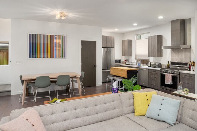 Building Photo - North Beacon Hill Townhome Living!