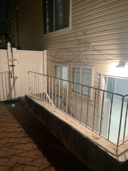 Building Photo - 910 Rockland Ave