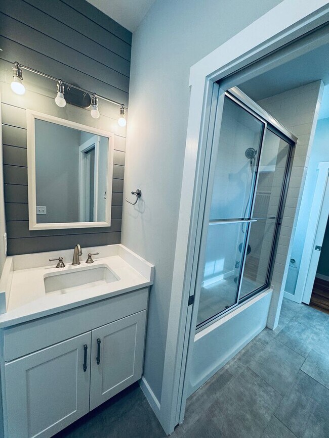 Building Photo - West AVL - Spacious, Beautiful Modern Home