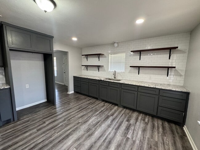Building Photo - Updated 2 bedroom
