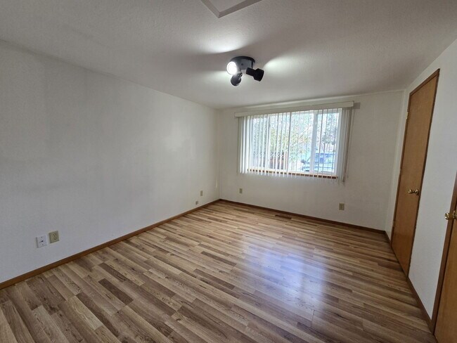 Building Photo - 1844 NW Keasey St