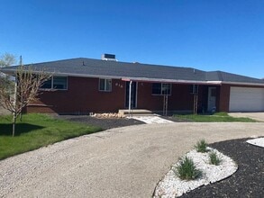Building Photo - 818 S Canyon Dr