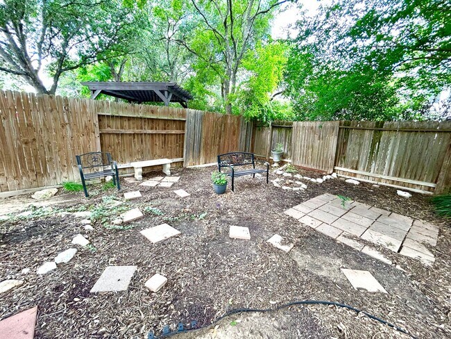 Building Photo - 8807 Brae Ridge Dr