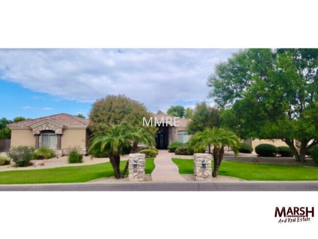Building Photo - Resort style custom home with 6 bedrooms and private pool in Chandler!