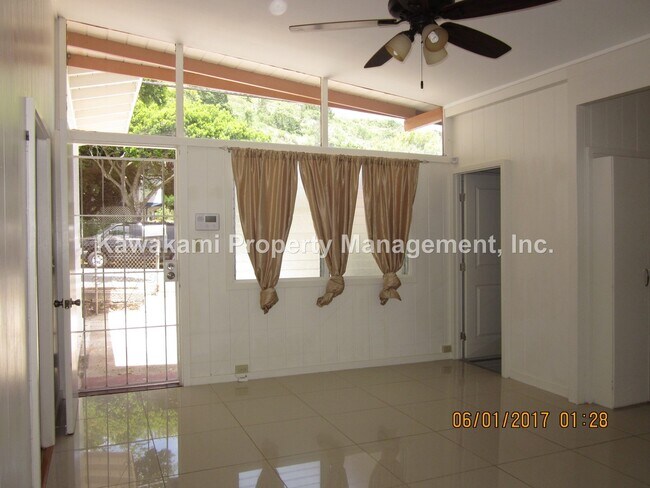 Building Photo - Spacious, convenient location home in Palolo Valley.