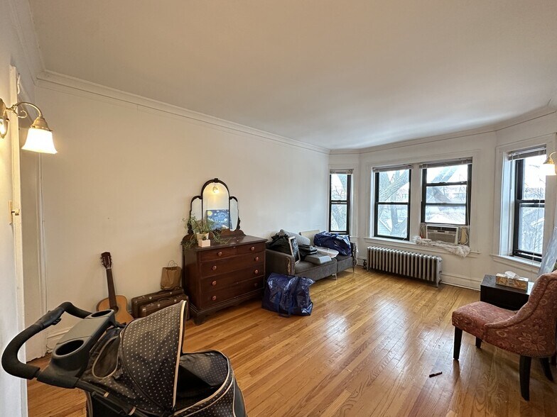 Building Photo - 1907 W Larchmont Ave