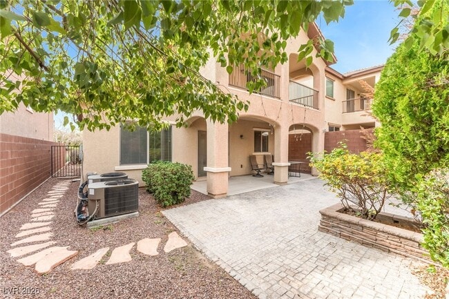 Building Photo - 10822 La Florentina Ave