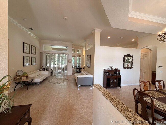 Building Photo - 403 NW Lyndhurst Ct