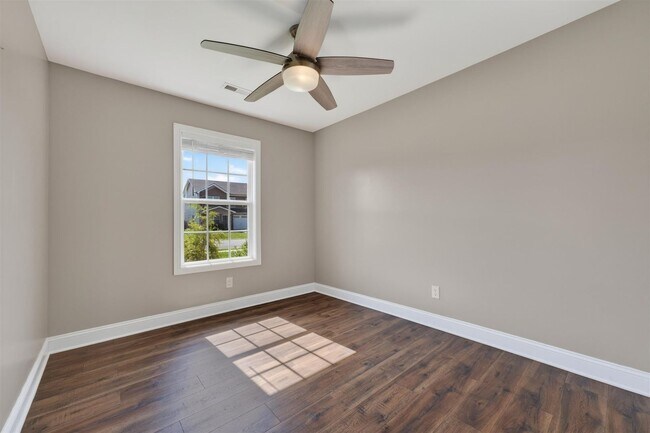 Building Photo - Pet Friendly Three Bedroom!
