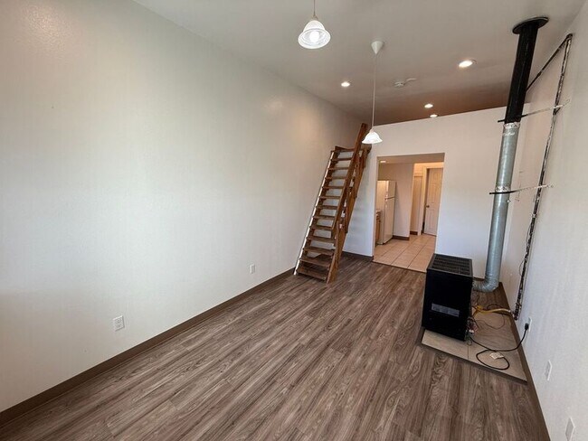 Building Photo - 1133 Salem Ave