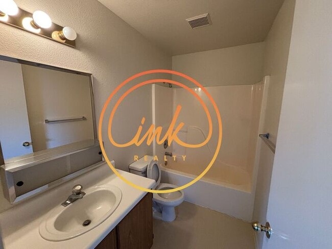 Building Photo - Charming Duplex in Quiet Dayton Neighborhood!