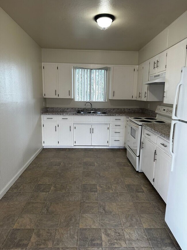 Building Photo - 2 BED 1 BATH - UPSTAIRS END UNIT & PET FRI...