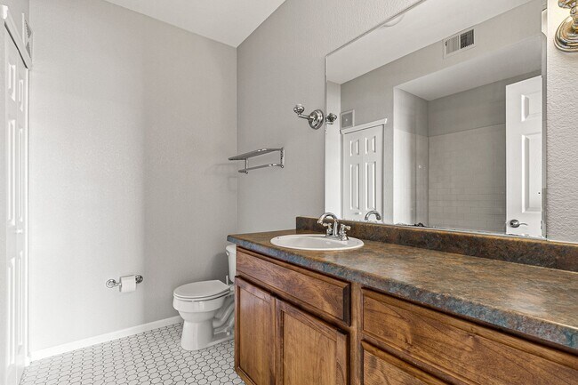 Building Photo - Awesome Penthouse Condo in Town Center Terrace!