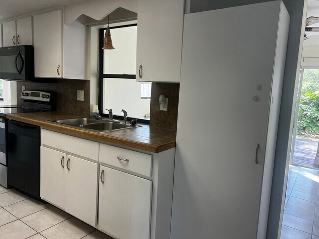 Building Photo - 2BR/2Bath Single Family 1 Car Garage South Venice Home!