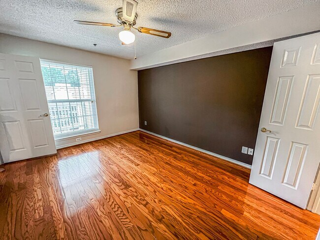 Building Photo - Charming 1 Bed 1 Bath Unit With Private Balcony In The Fountains At McLean - Water Included