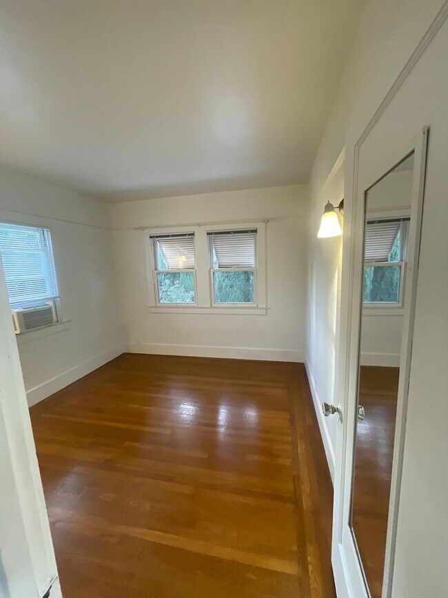 Building Photo - Charming one-bed, one-bath apartment in Mi...