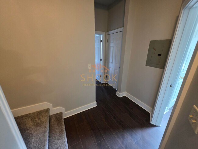 Building Photo - 205/207 S 6th St