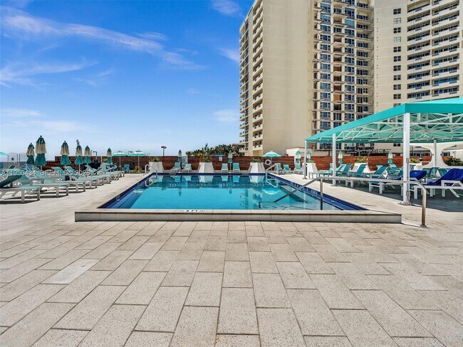 Building Photo - 3140 S Ocean Dr