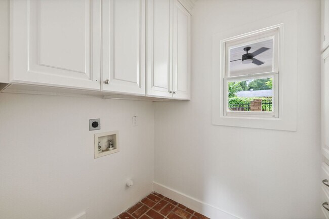 Building Photo - CHARMING 3-BEDROOM IN THE HEART OF ALAMO HEIGHTS