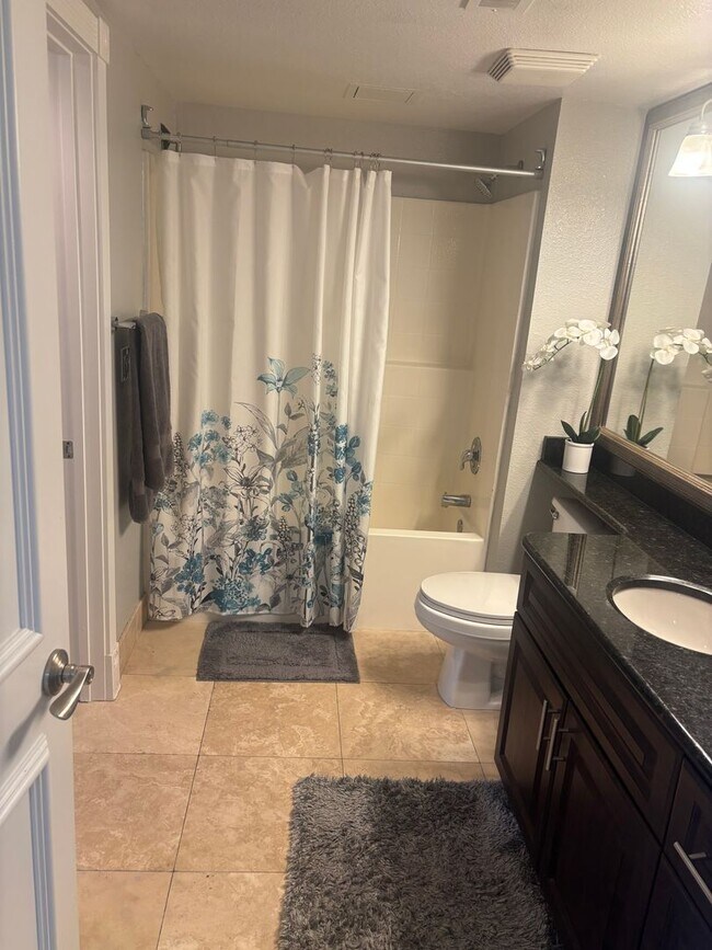 Building Photo - Meridian 1 Bed | 1 Bath Top-Floor Unit with Great City Views.Newly Upgraded with Laminate Floorin...