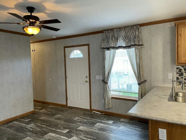 Building Photo - 638 Birchwood Dr