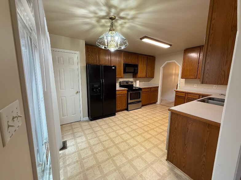 Building Photo - 11 Trotter Ln